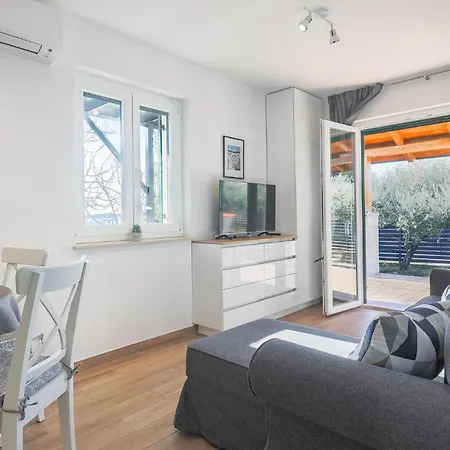 Semesterbostad Gorgeous In With House Sea View Peroj